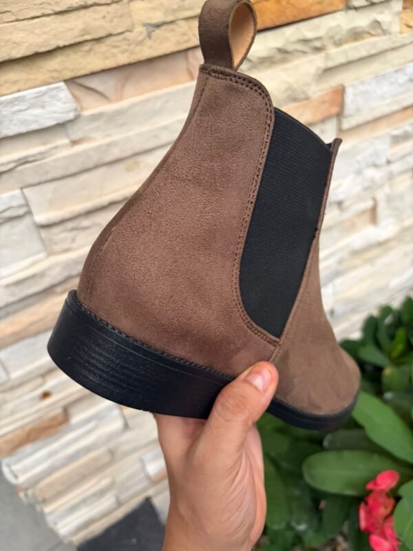 WhatsApp Image 2026-10-01 at 1.46.22 AM (2) Botín chelsea en felpa color cafe para caballero zanthy shoes modelo 600 botas mariachi