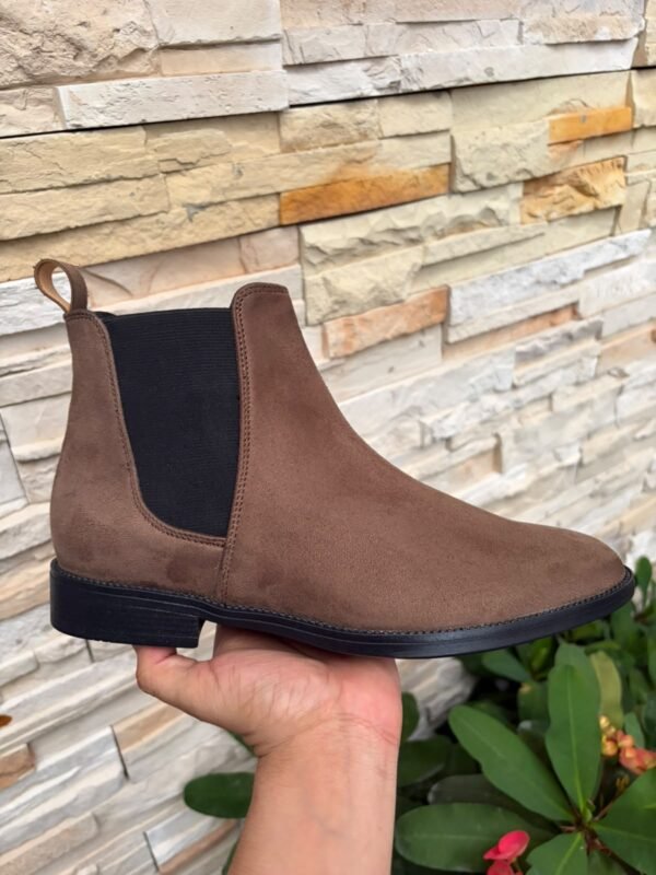 WhatsApp Image 2026-10-01 at 1.46.23 AM (1) Botín chelsea en felpa color cafe para caballero zanthy shoes modelo 600 botas mariachi